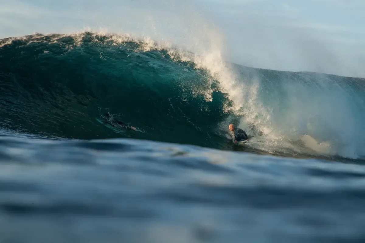 Un surfista está montando una gran ola en el océano.
