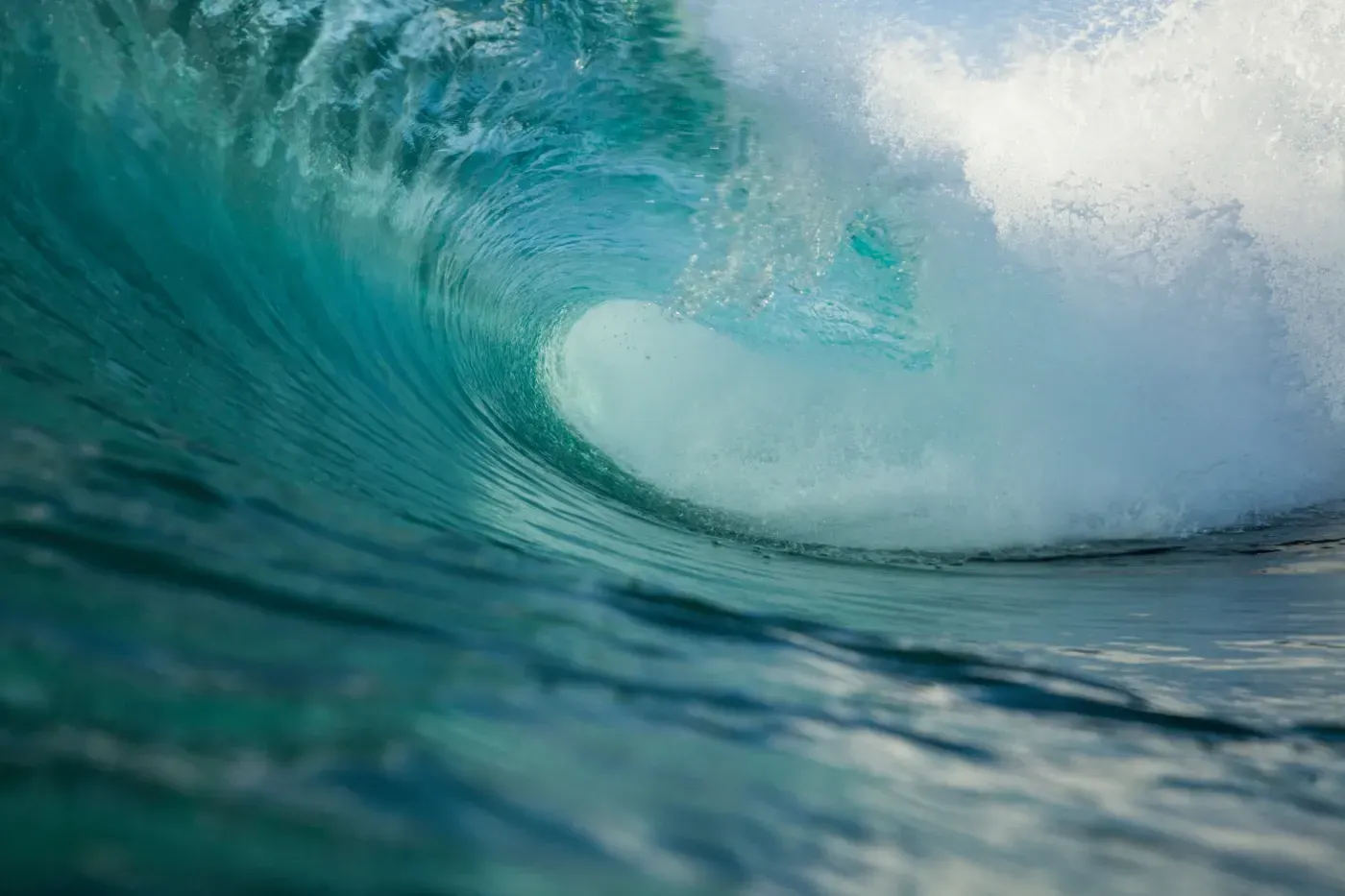 Un primer plano de una ola en el océano
