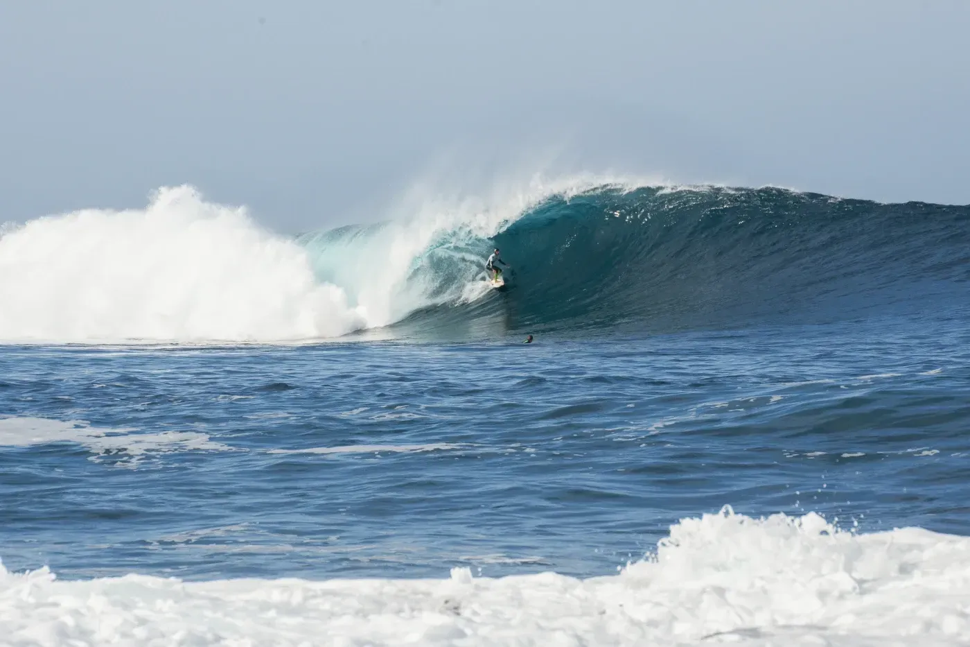 Un surfista está montando una ola en el océano.
