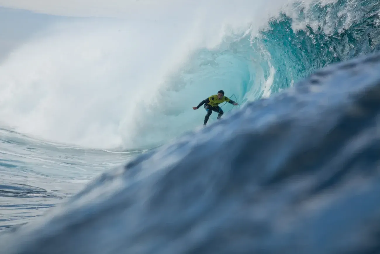 Un surfista está montando una ola en el océano.