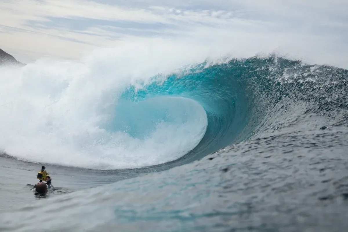 Una persona está montando una ola en el océano.