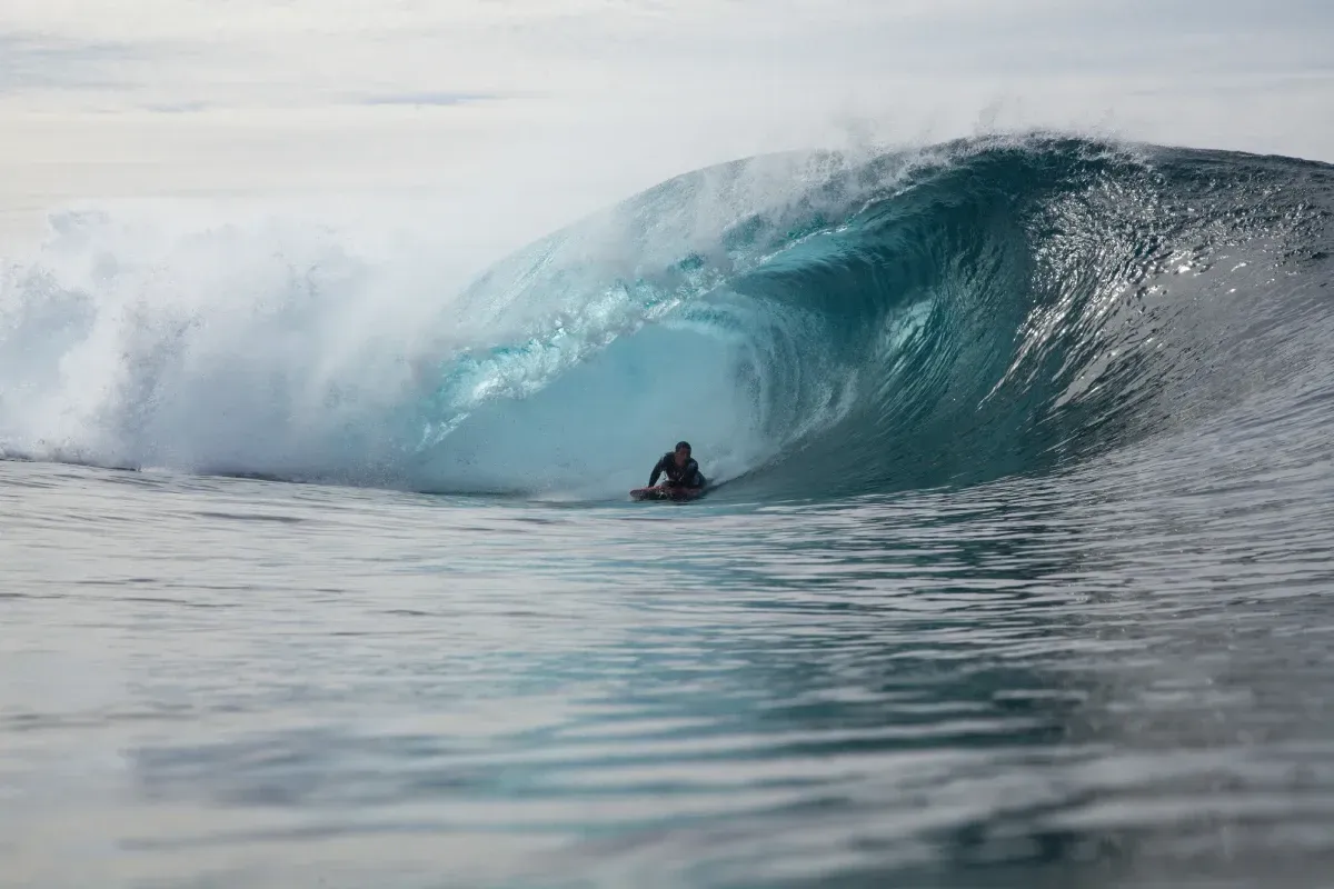 Un surfista está montando una gran ola en el océano.
