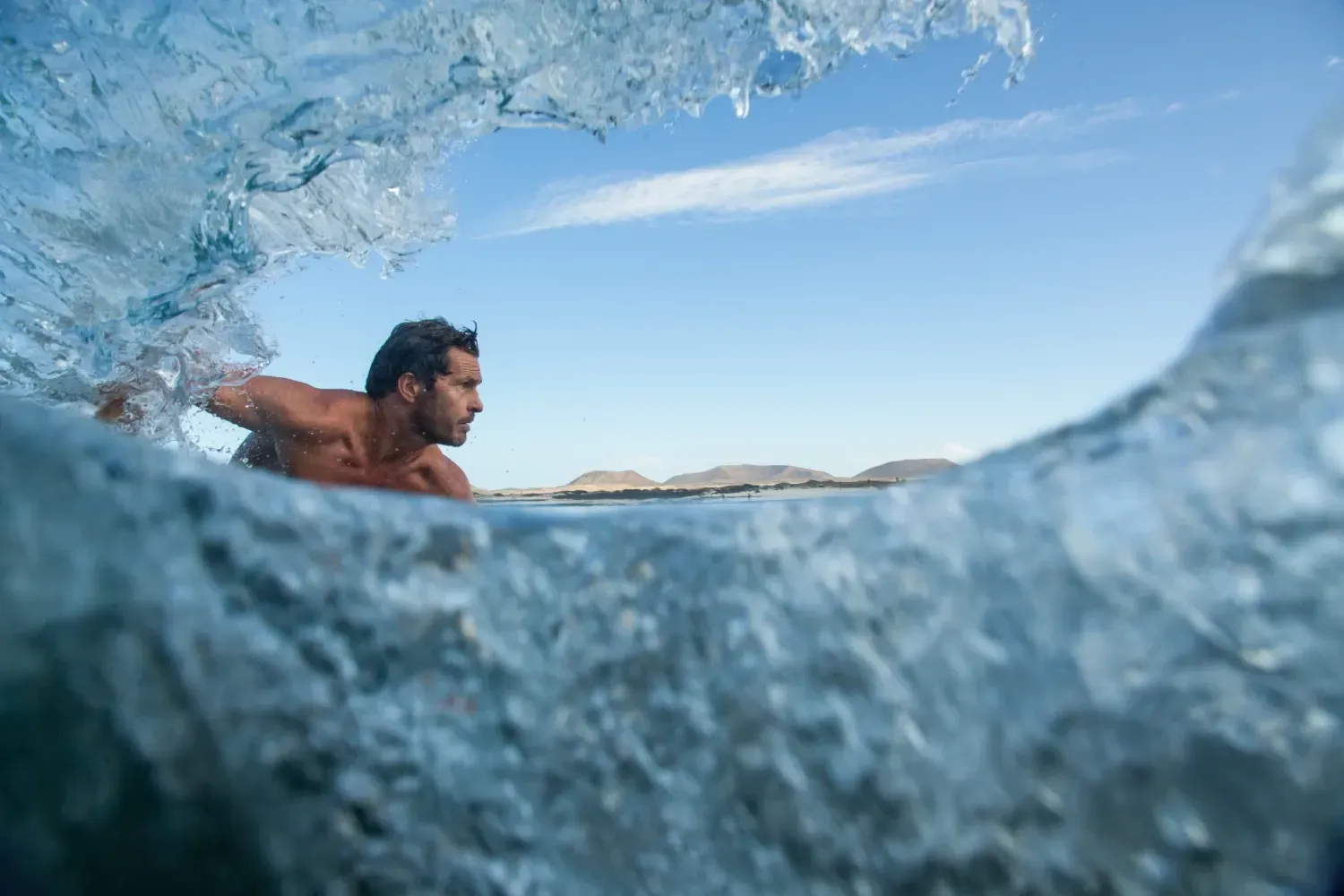 Un hombre está montando una ola en el océano.