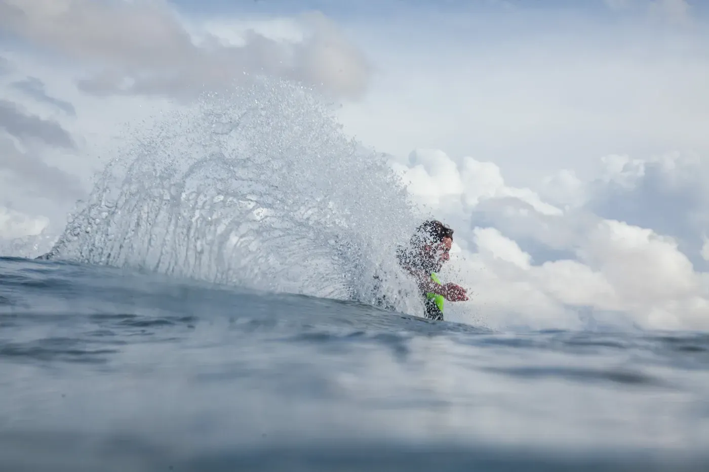 Una persona está montando una ola en el océano.