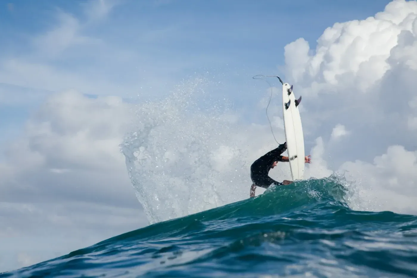 Un surfista está montando una ola en el océano.