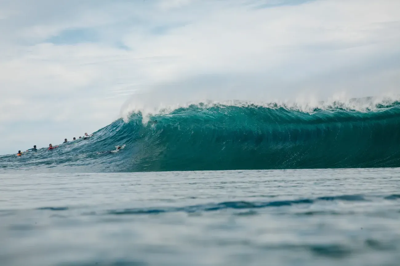 Una gran ola está rompiendo en el océano.