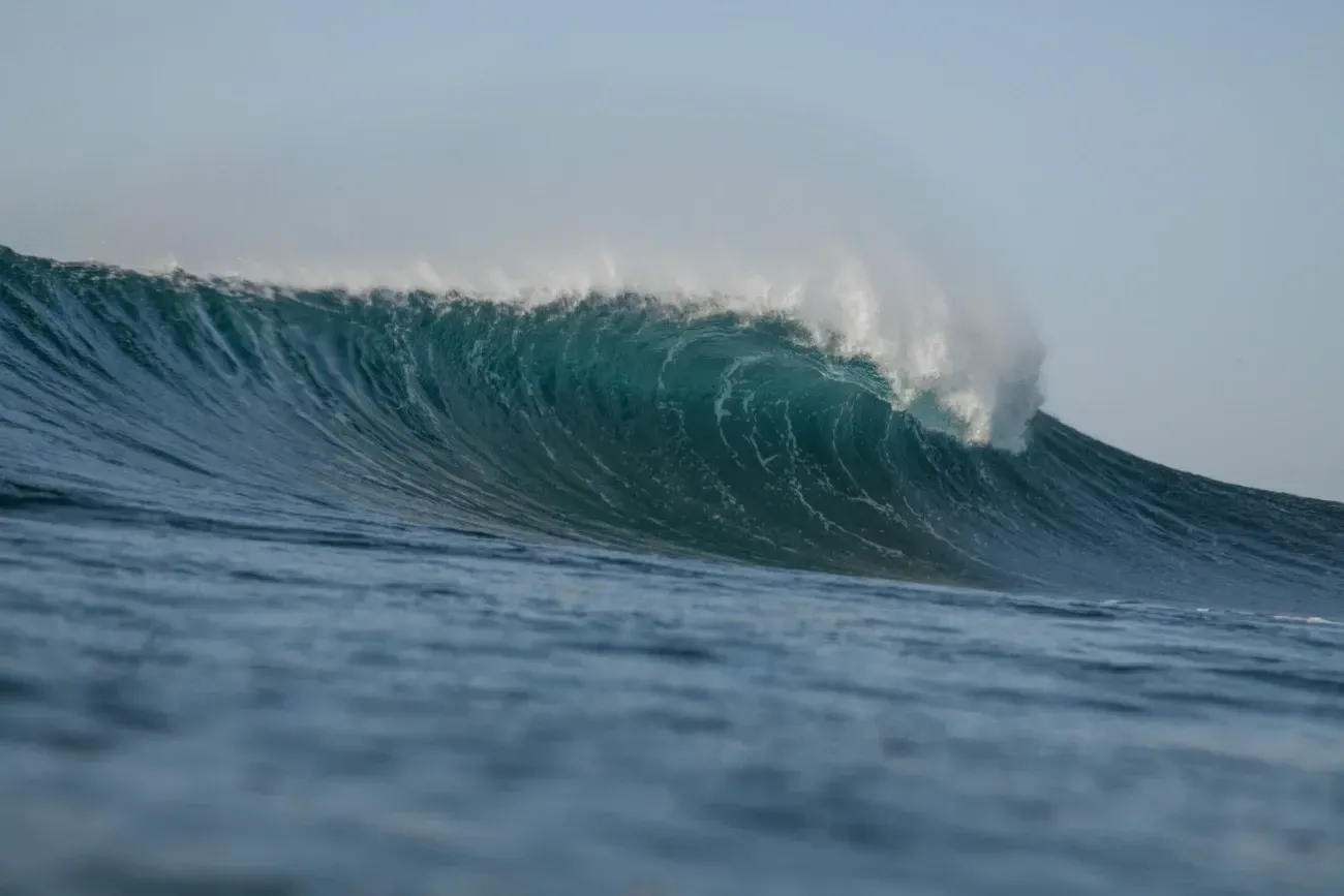Una gran ola está rompiendo en el océano.