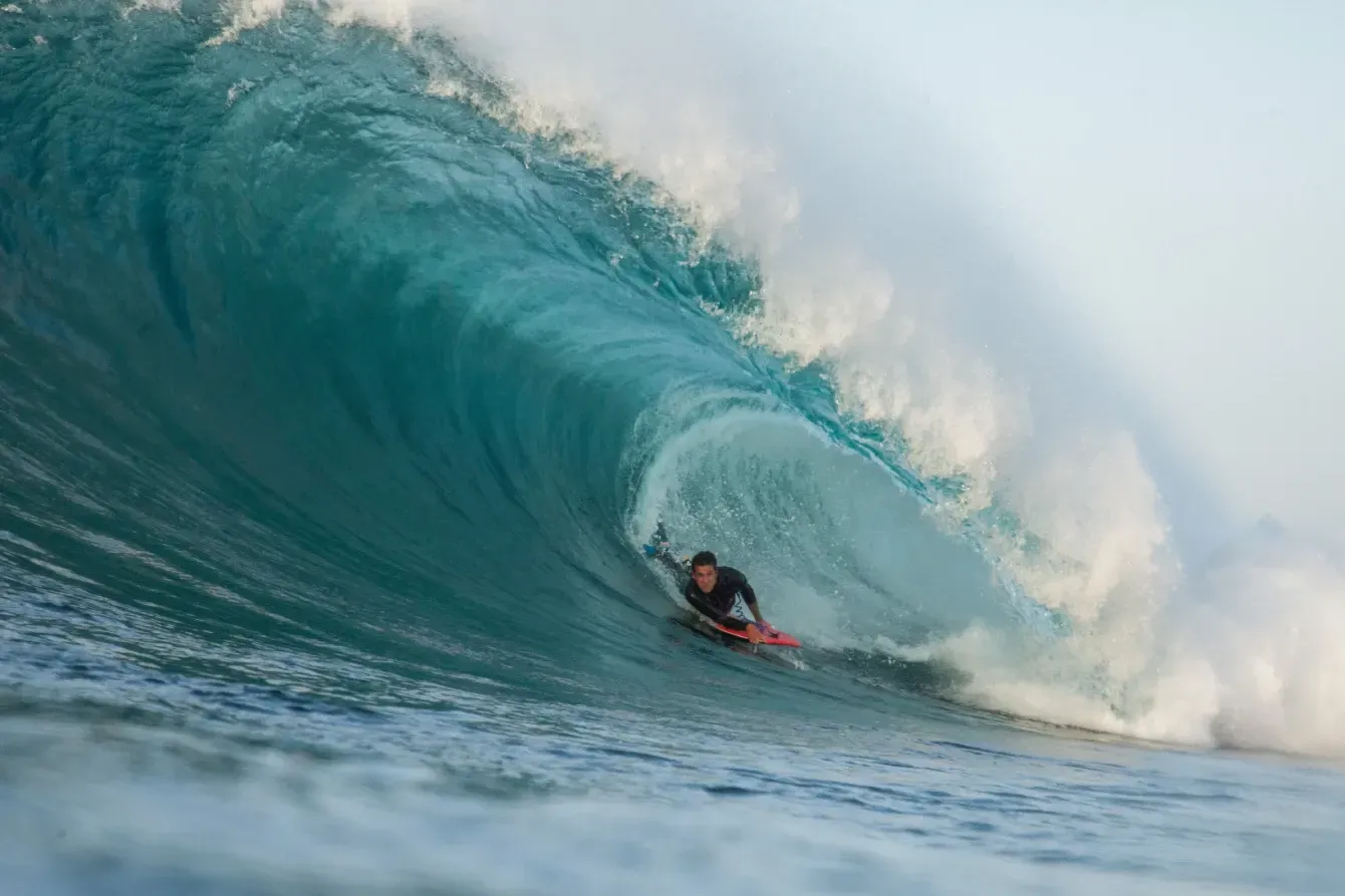 Un surfista está montando una gran ola en el océano.