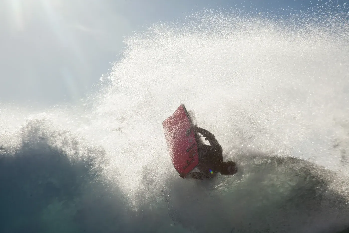Un surfista está montando una ola en el océano.