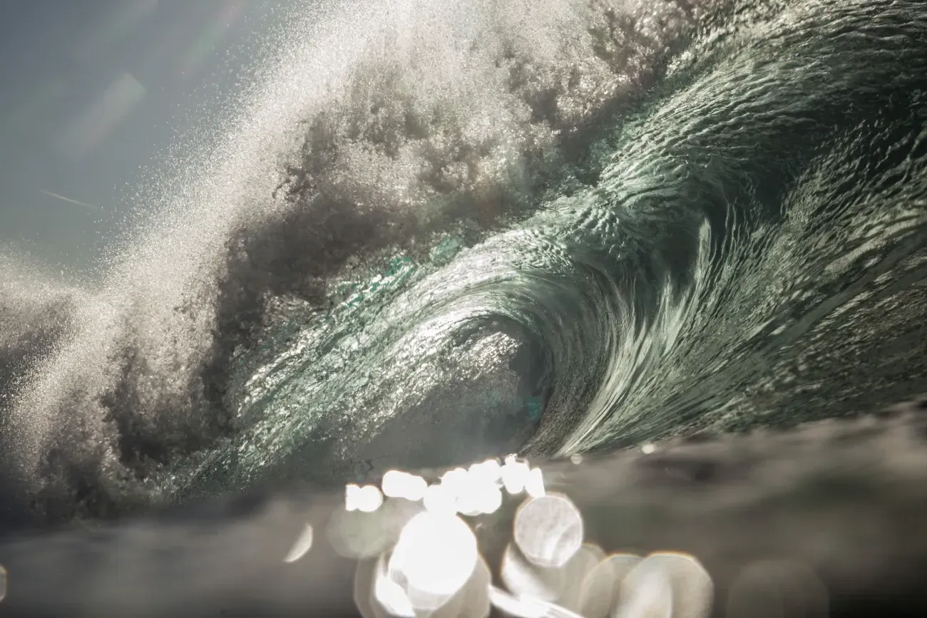 Una gran ola está rompiendo en el océano.