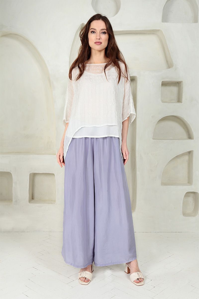 Grizas Model in lockerer Kleidung