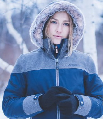 Frau in sportlicher Winterjacke