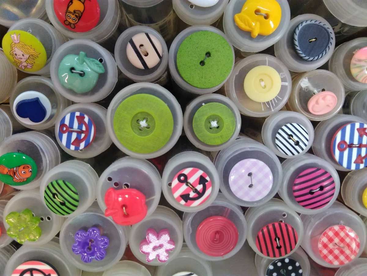 Knöpfe in bunten Farben