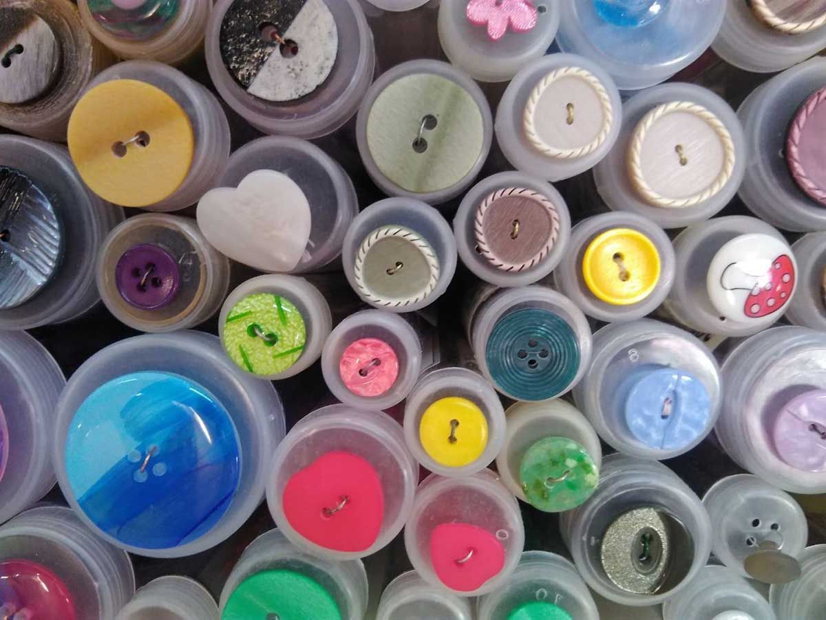 Knöpfe in verschiedenen Farben und Formen