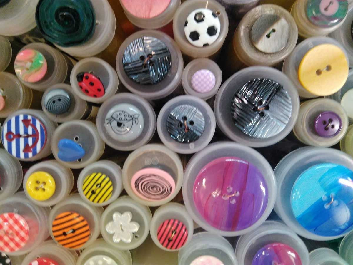 Knöpfe mit Mustern und in bunten Farben