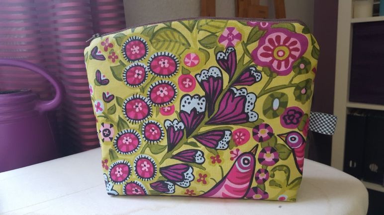 Neu bezogener Sessel