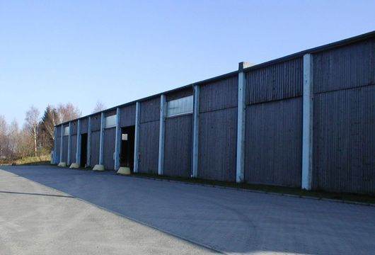 Große Lagerhalle mit verschiedenen Waren