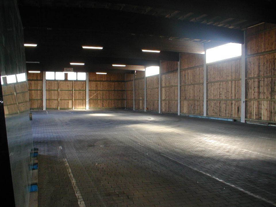 Große Garage Innenansicht