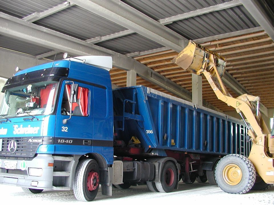 Großer blauer LKW Seitenansicht
