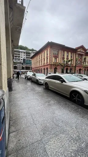 Icono de marcador de posición gris claro con un sol y montañas sobre fondo blanco