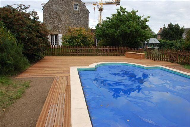 Bord de piscine en bois