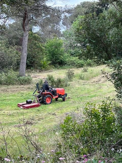 Coupe d'une pelouse sur terrain accidenté