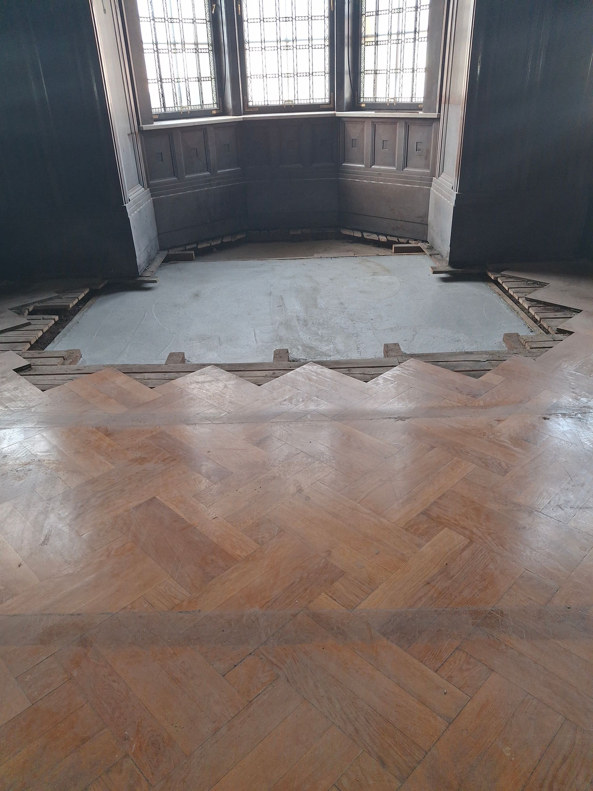 Parkettsanierung: Der Unterbau bestehend aus Balken und Sparschalung wurde abgetragen