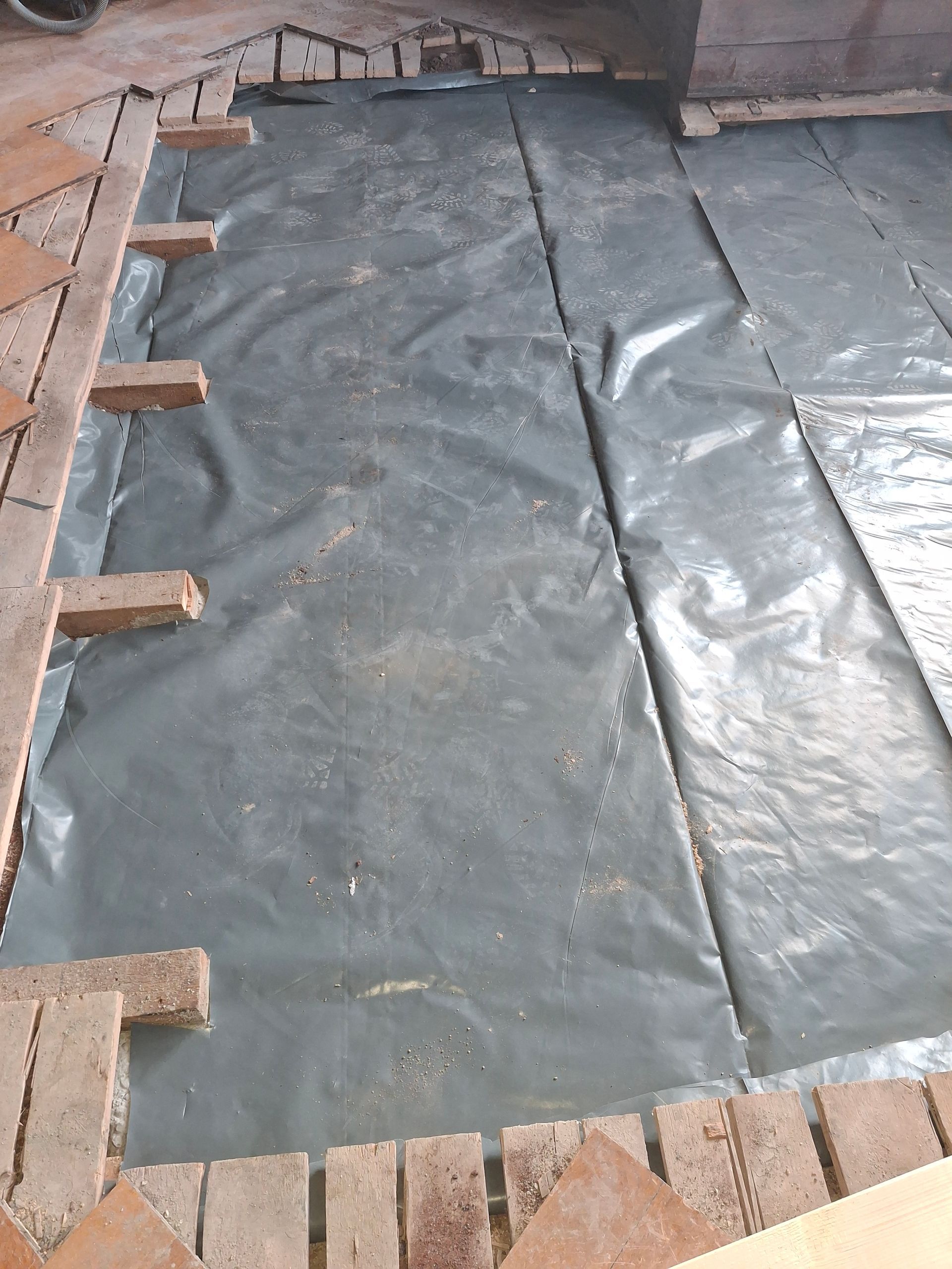 Parkettsanierung: Zum Wiederaufbau der Unterkonstruktion wurde eine Dampfsperre eingebaut.