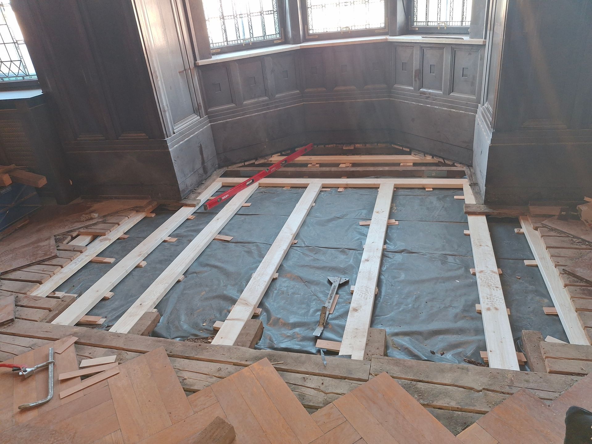 Parkettsanierung: Das Ganze wird mit Dämmung verfüllt.