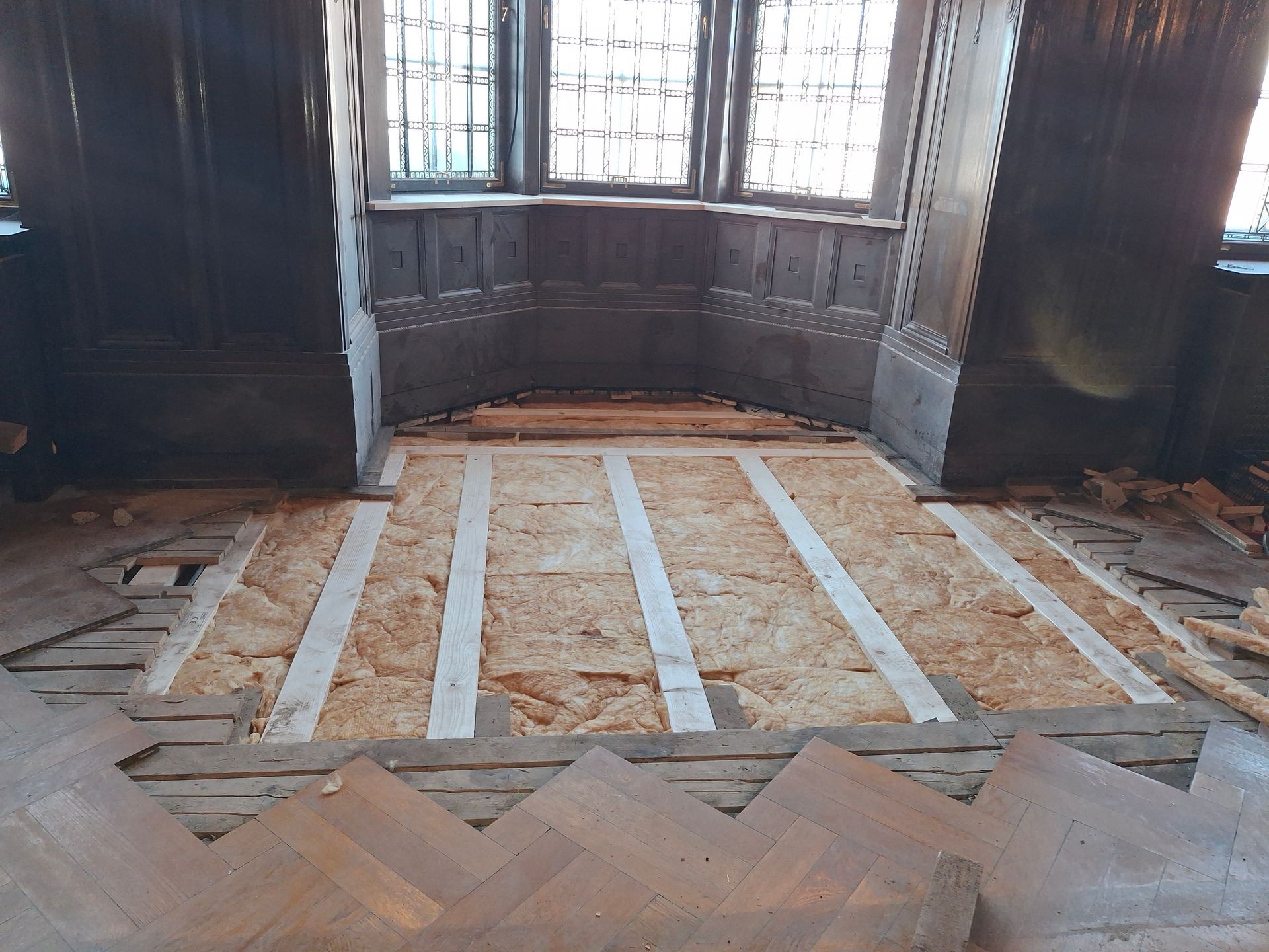 Parkettsanierung: Darauf wird eine Balkenkonstruktion in Waage eingerichtet.