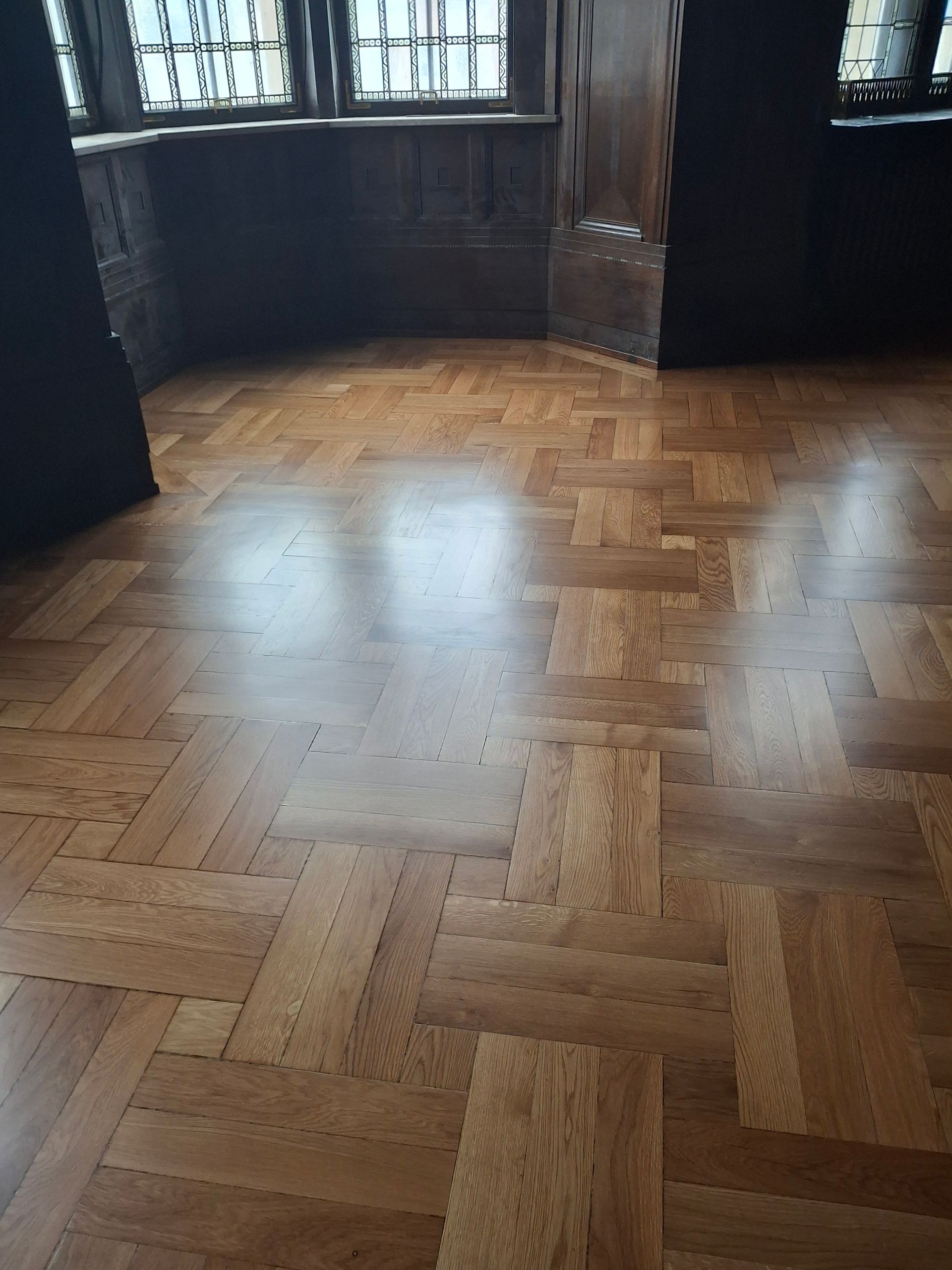 Parkettsanierung: Die gesamte Parkettfläche wurde im Anschluss geschliffen und mit Hartwachs-Öl versiegelt.