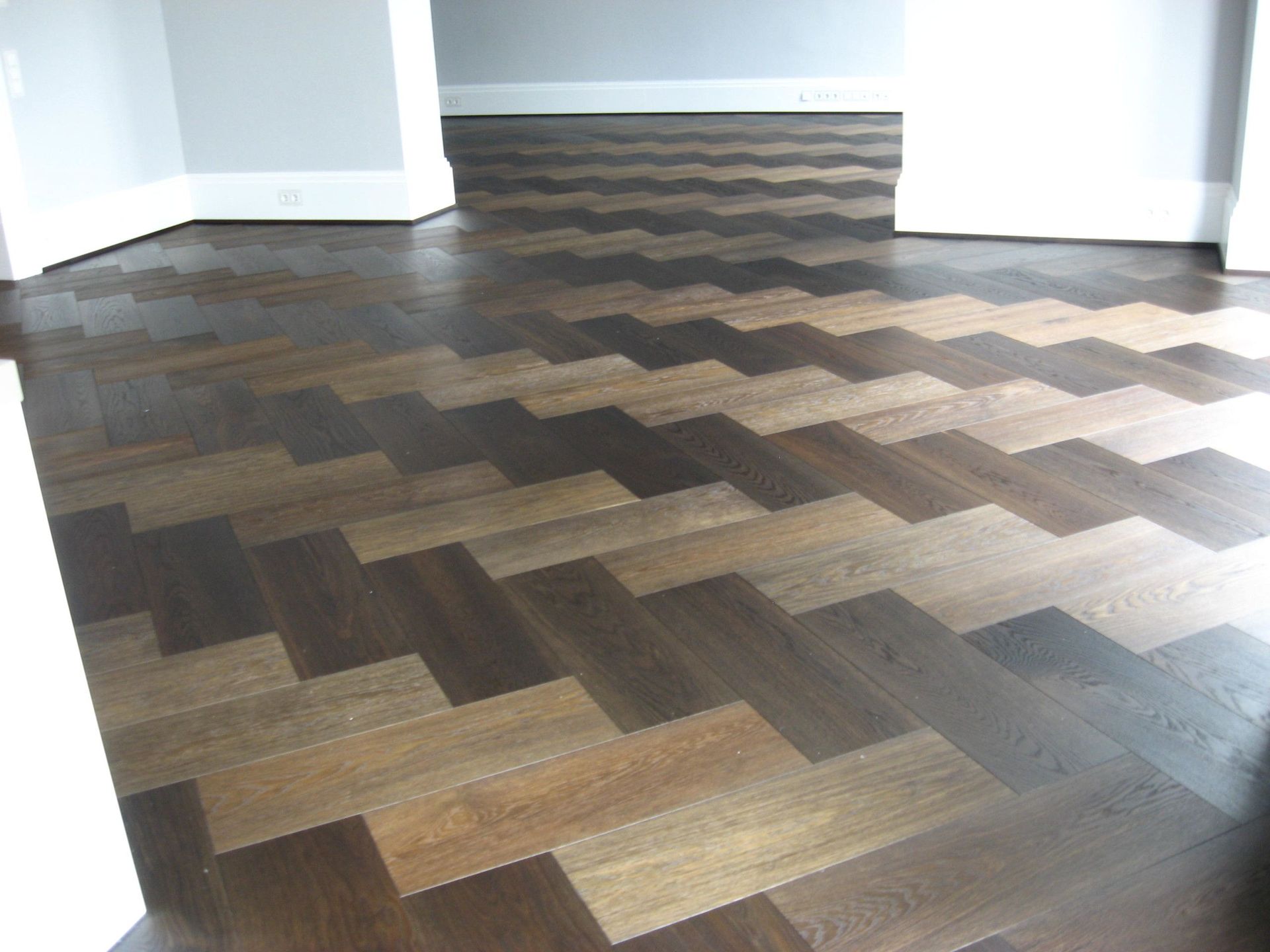 zweifarbiger Fischgräten-Parkettboden