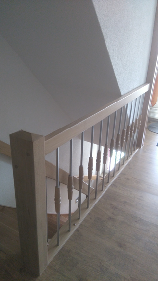 Treppengeländer mit verzierten Holzelementen