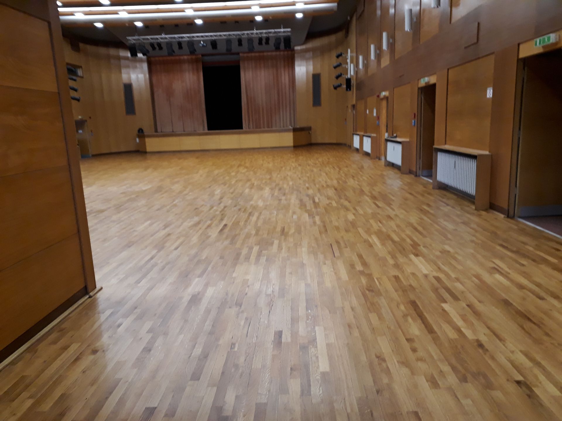 eine große Halle mit versiegeltem Parkettboden