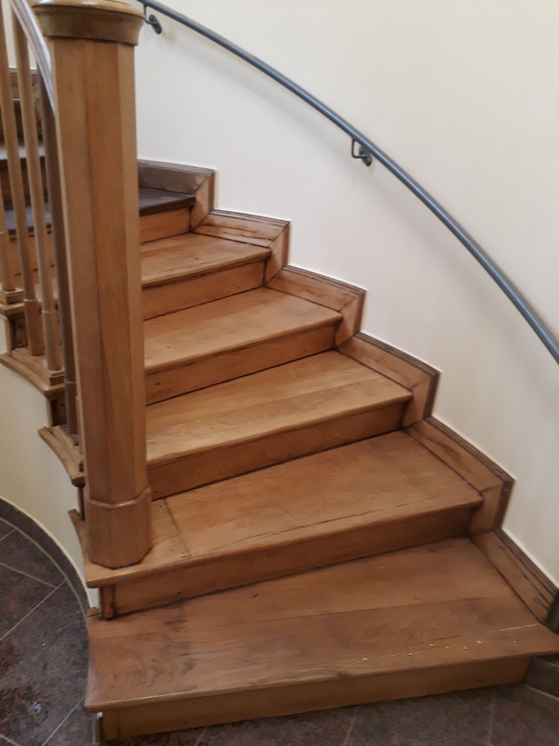 Sanierte Holztreppe mit gedrechseltem Geländer
