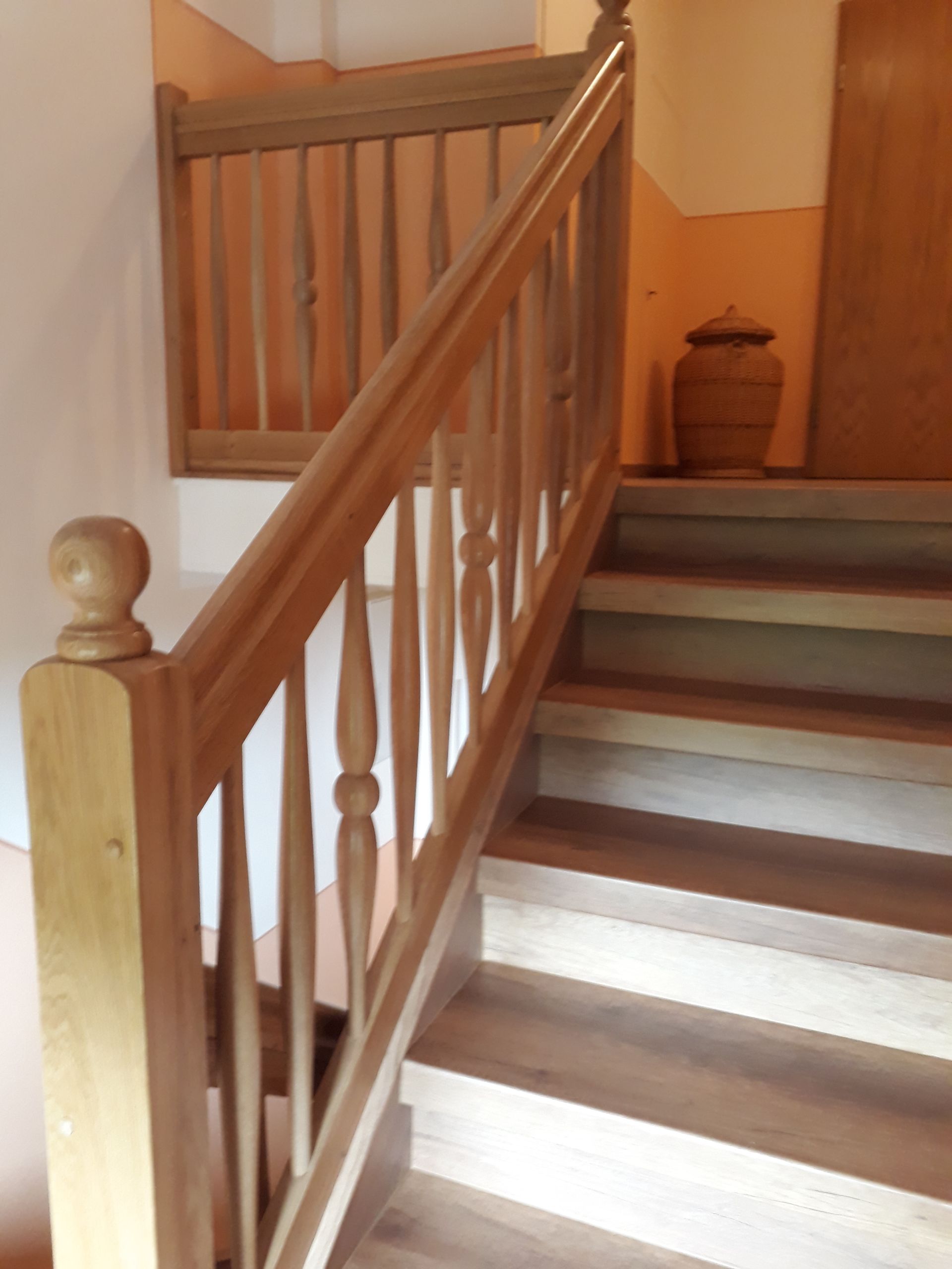 Holztreppe mit Aufsattelung