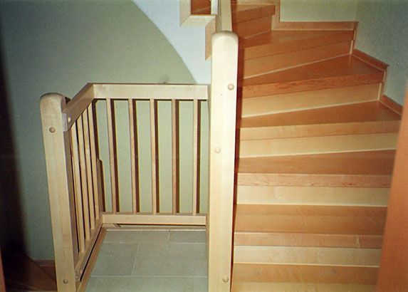 Zwischenetage eines Hauses mit Holztreppe