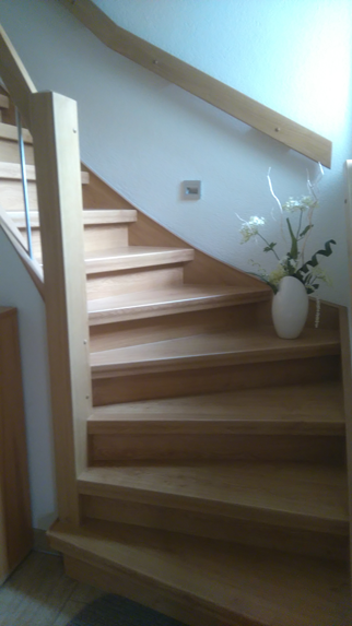 Eine helle Holztreppe, die nach oben führt