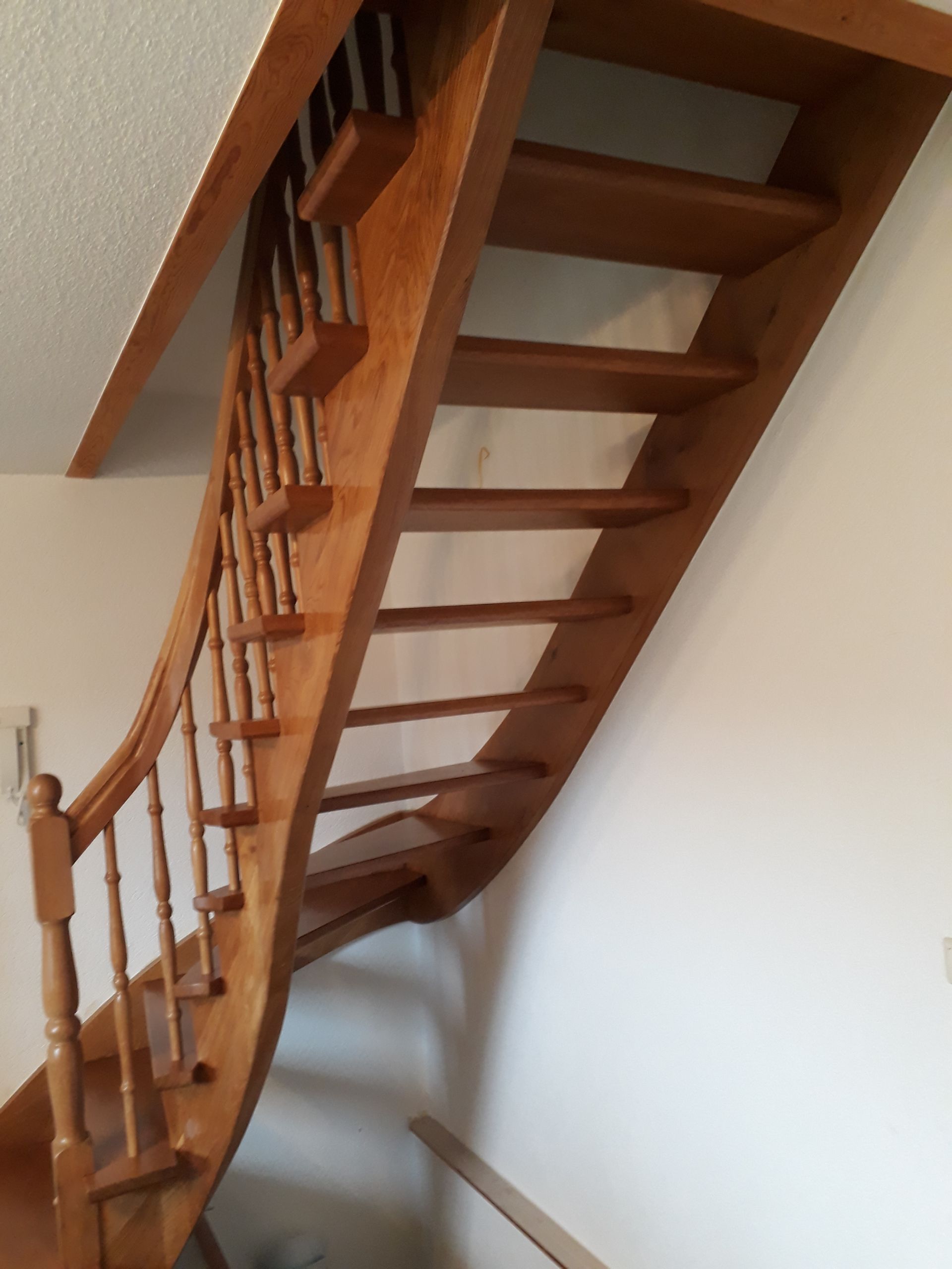 Holztreppe mit gedrechseltem Geländer