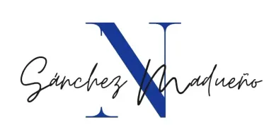 Logotipo estilizado con la inscripción “Sánchez Madueño”, un monograma “N” azul y letras negras en cursiva.