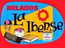 Etiqueta colorida de helado que dice “Helados La Ibense” con un cono, un postre y un sol sobre un fondo rojo.