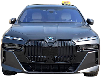Vue de face d'un taxi BMW bleu foncé avec un logo jaune sur le toit, sur fond blanc.
