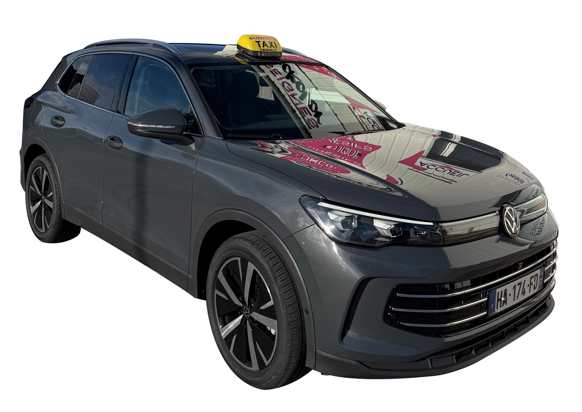 Taxi Volkswagen gris avec un gyrophare jaune.