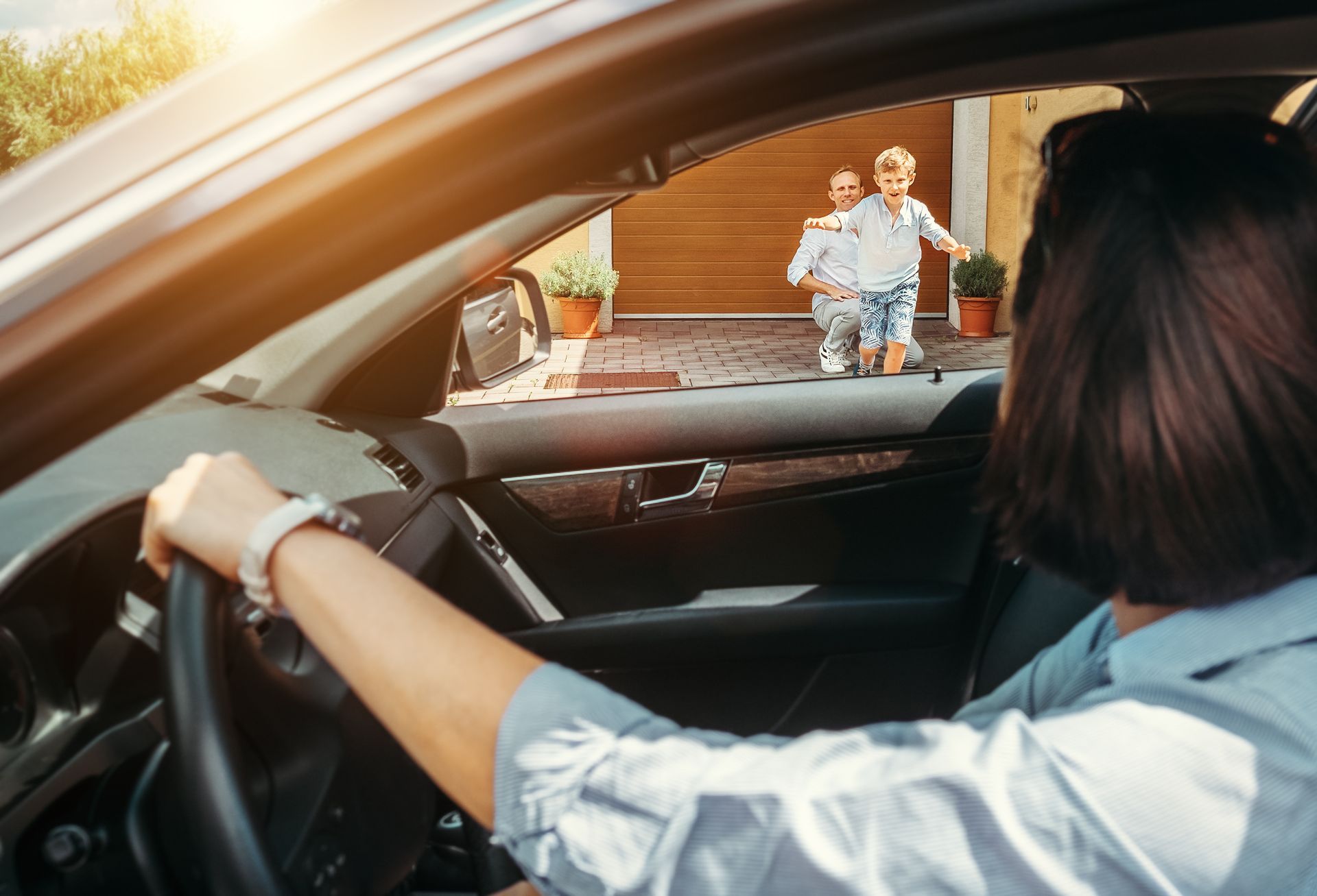Un enfant avec son père à travers la fenêtre d'une voiture.