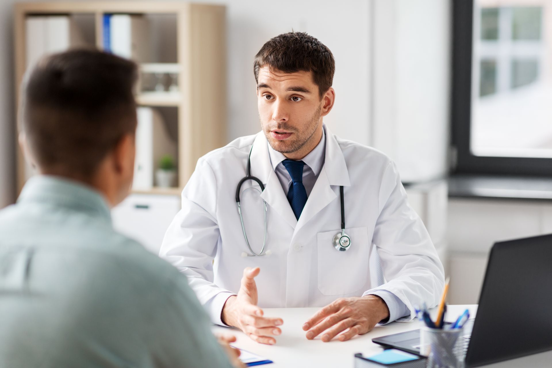 Un médecin avec un stéthoscope.