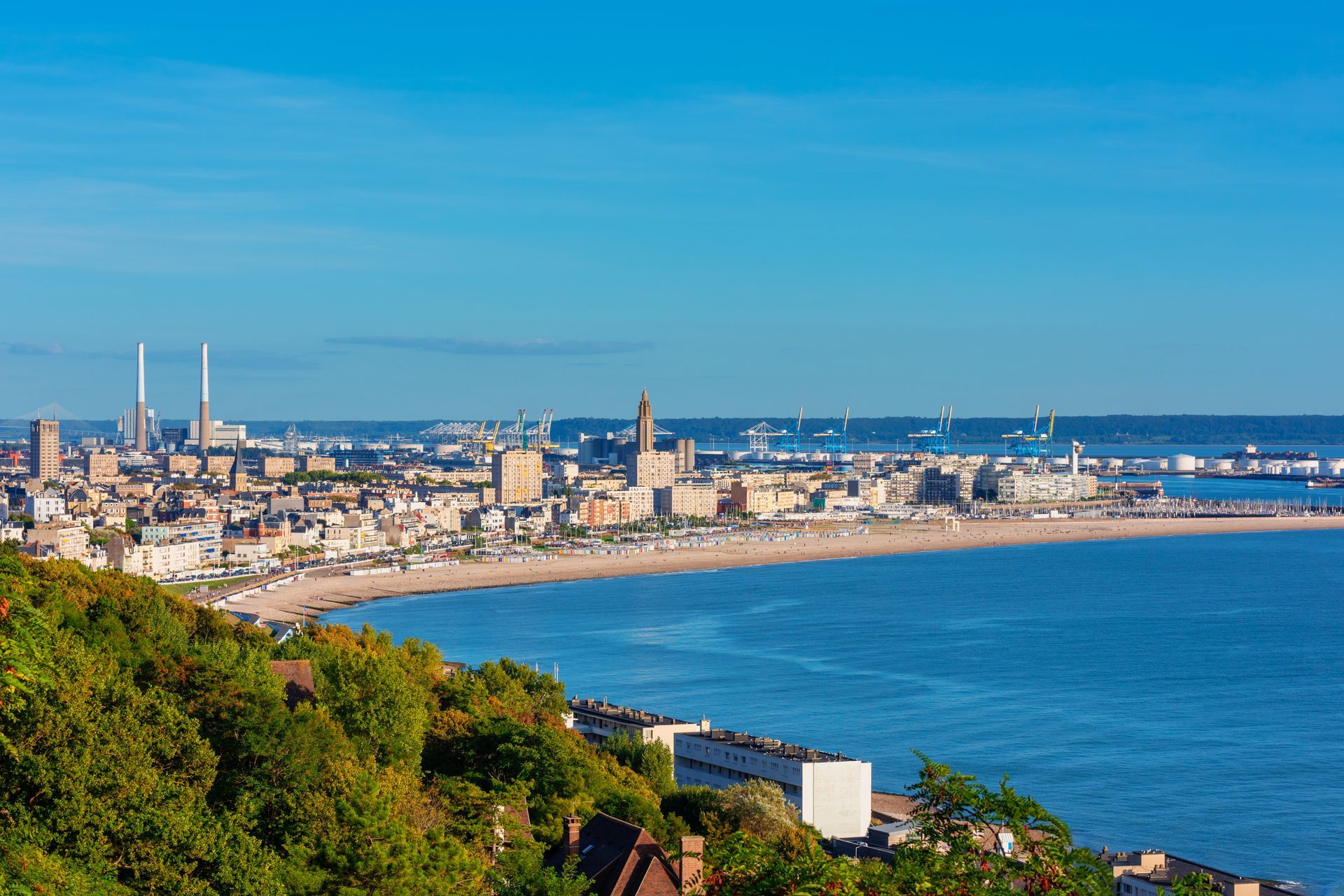 Une ville au bord de la mer.