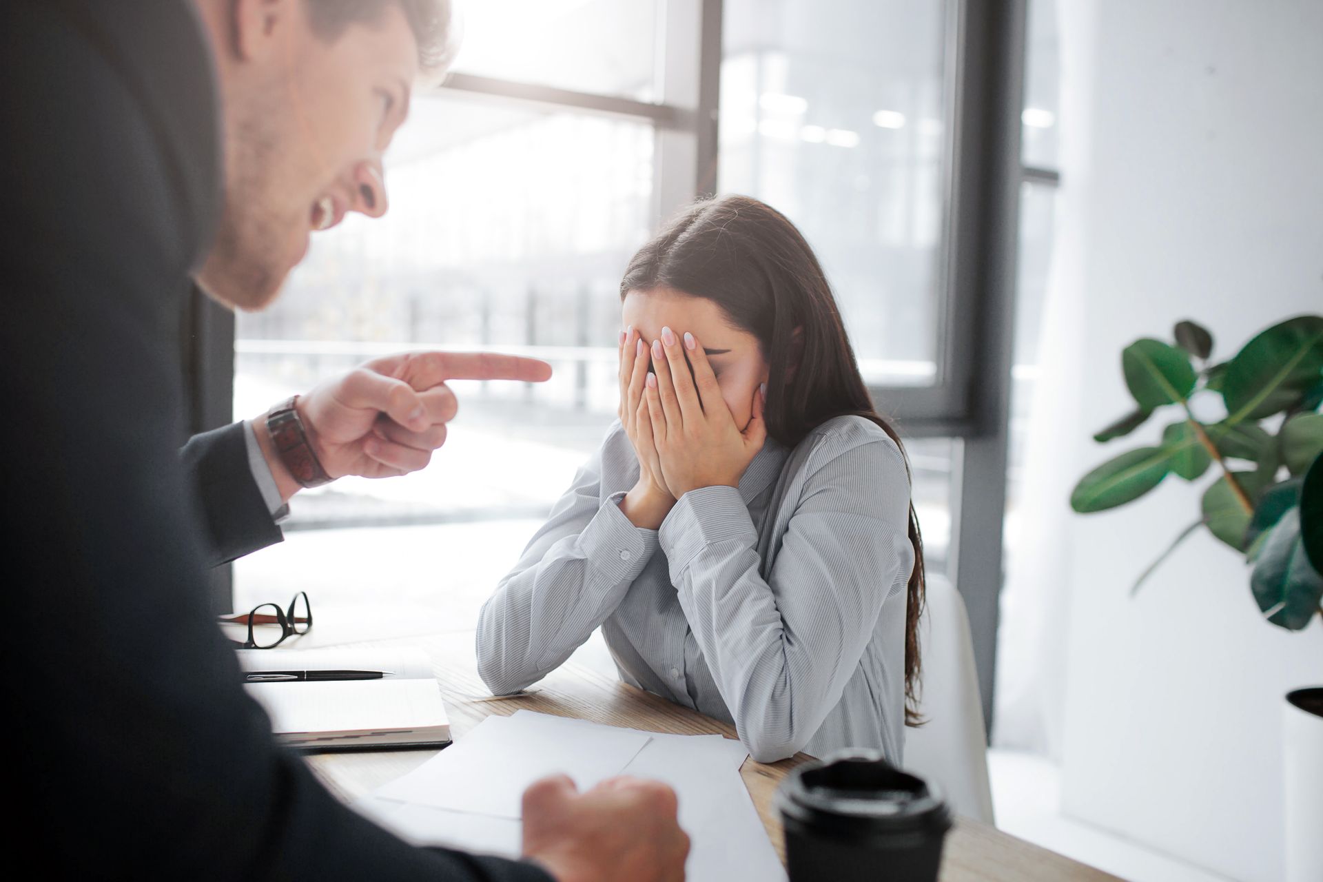 Une femme se fait réprimander par son supérieur.