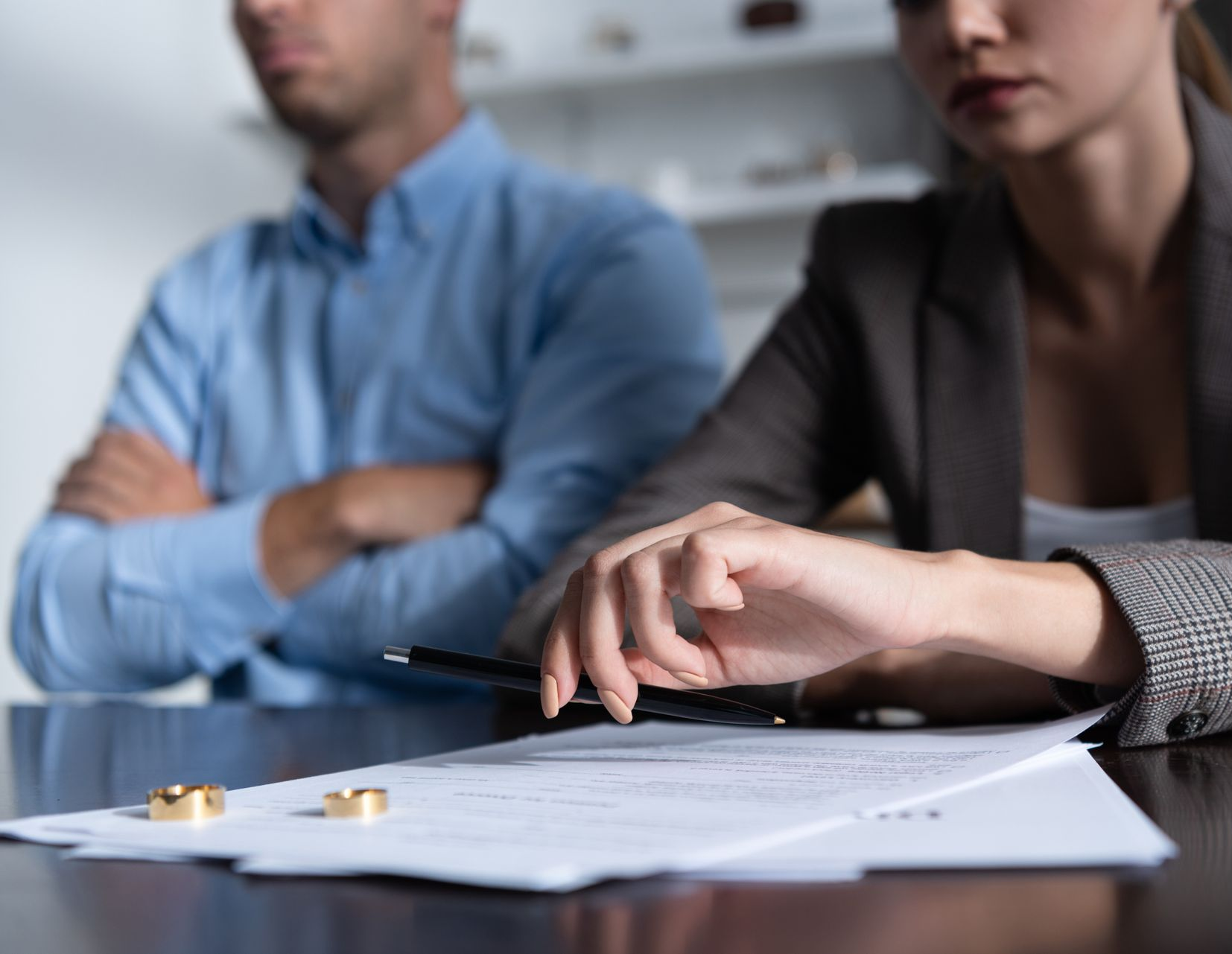 Un couple devant un contrat et des alliances.