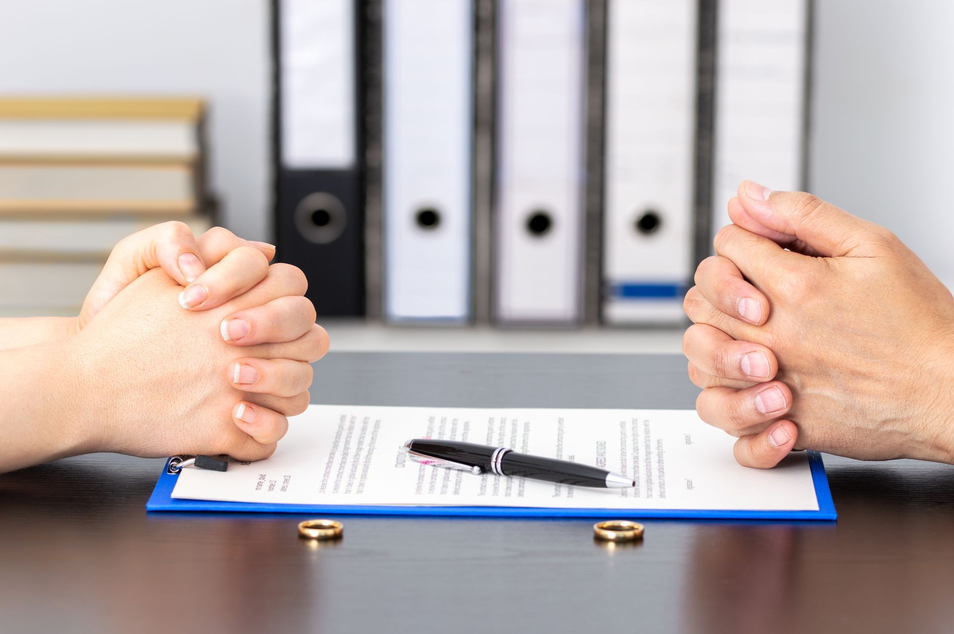 Deux alliances et un contrat.