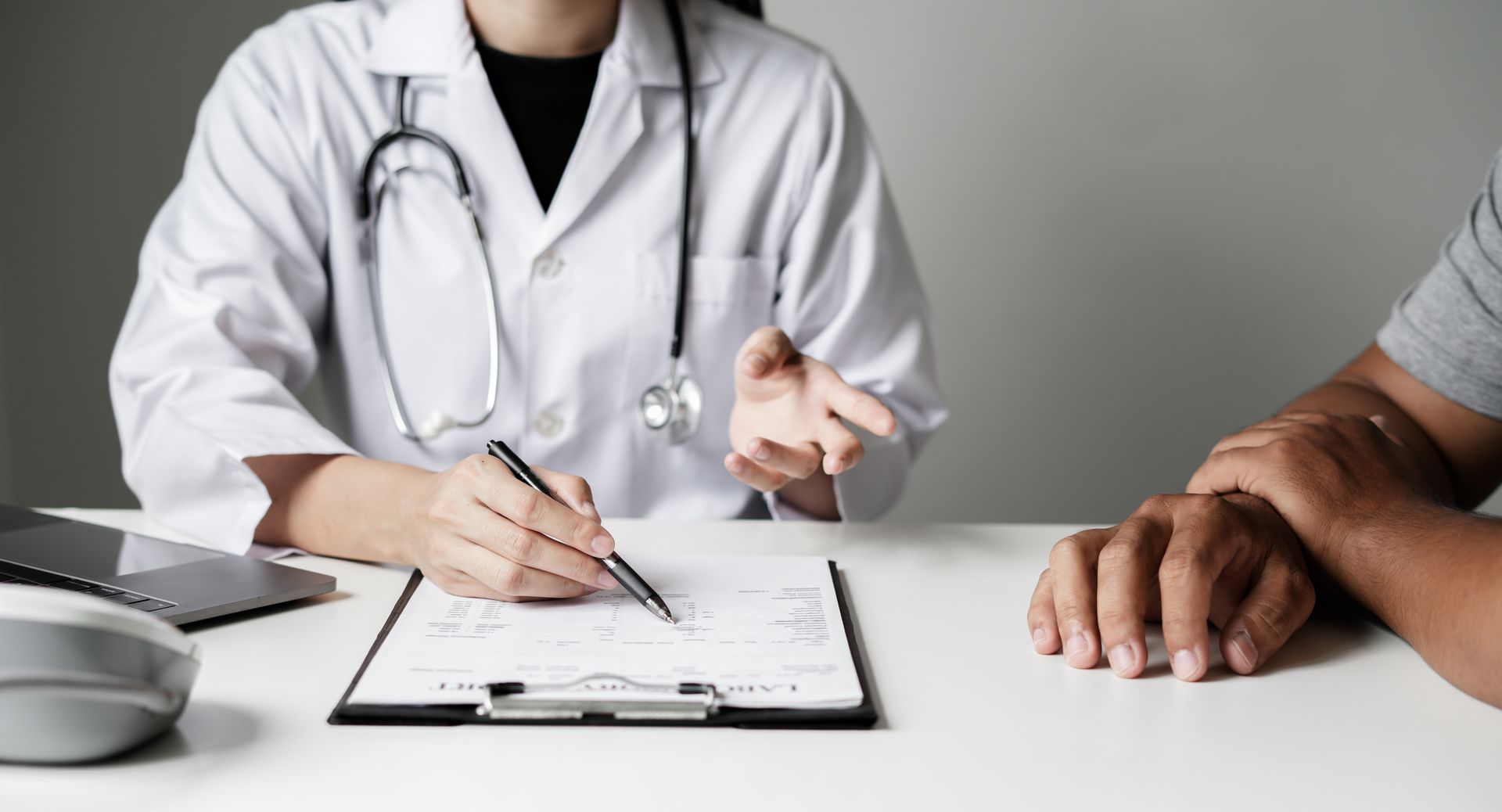 Une médecin en train d'écrire.